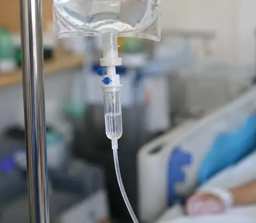 пациент на капельнице в клинике