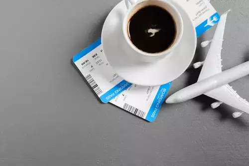 посадочный талон и игрушечный самолетик